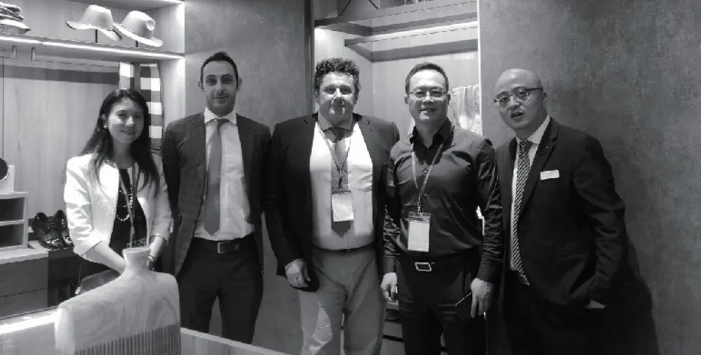 رئيس شركة ساليس يزور معرض ديب شنغهاي