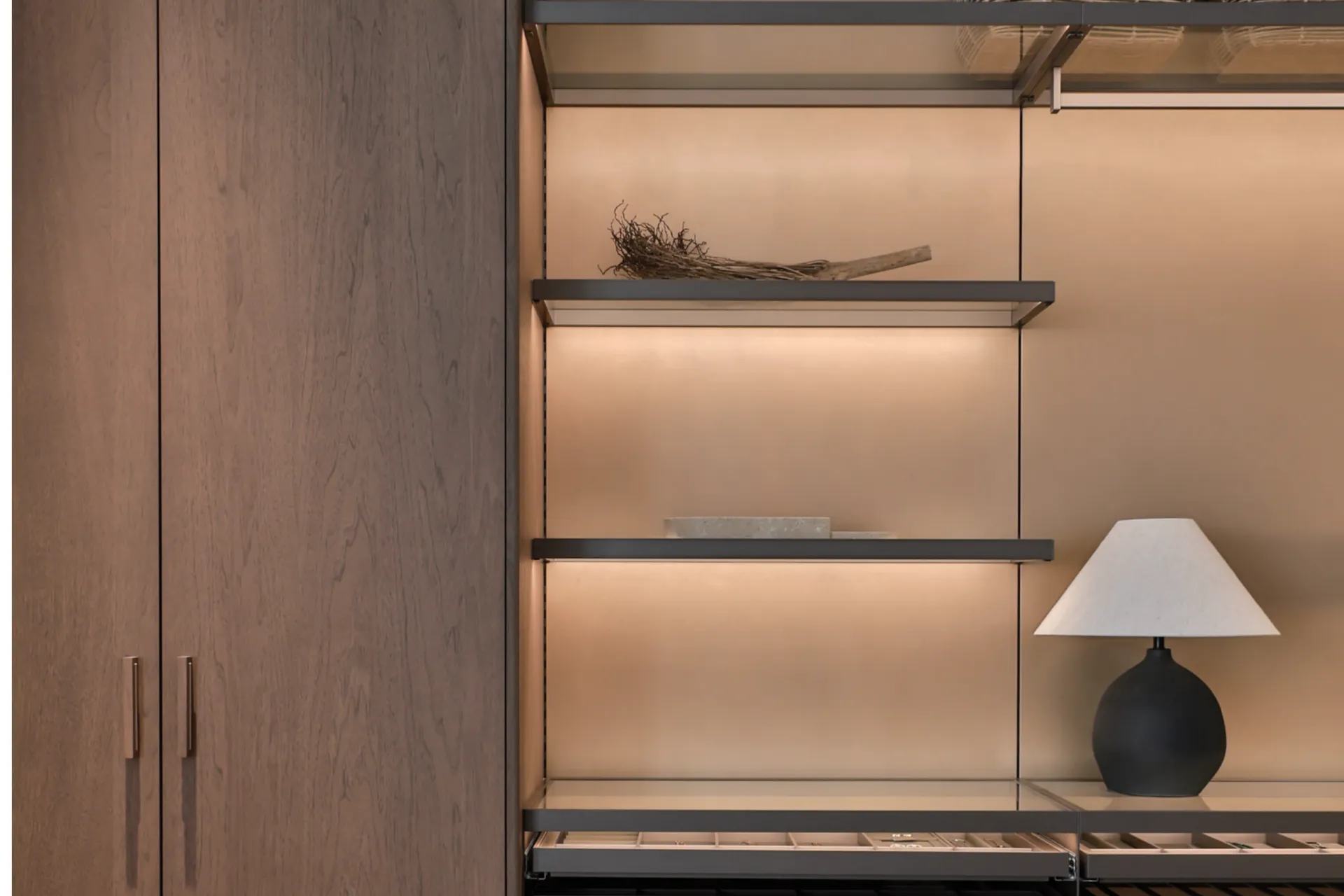 خشب هادئ مغلف بالخشب